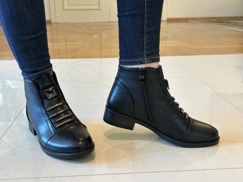 Botki damskie Sabatina DM 25-08 czarny suwak gumka i ozdoby w cholewce Botki damskie Sabatina DM 25-08 czarny suwak gumka i ozdoby w cholewce