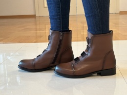 Botki damskie sabatina DM 25-03l brown gustowne ozdoby z przodu cholewki