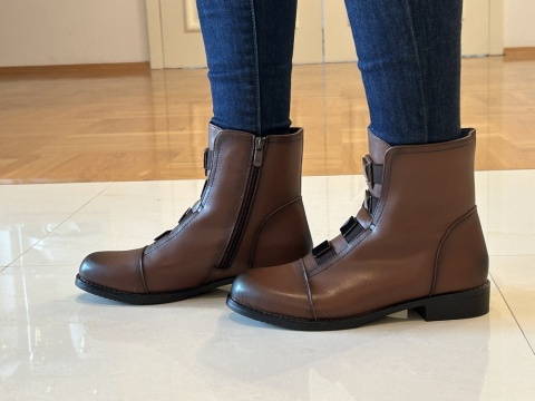 Botki damskie sabatina DM 25-03l brown gustowne ozdoby z przodu cholewki