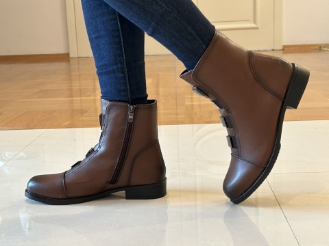 Botki damskie sabatina DM 25-03l brown gustowne ozdoby z przodu cholewki